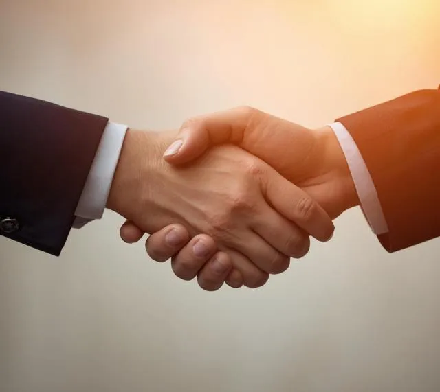 Poignée de main entre deux personnes